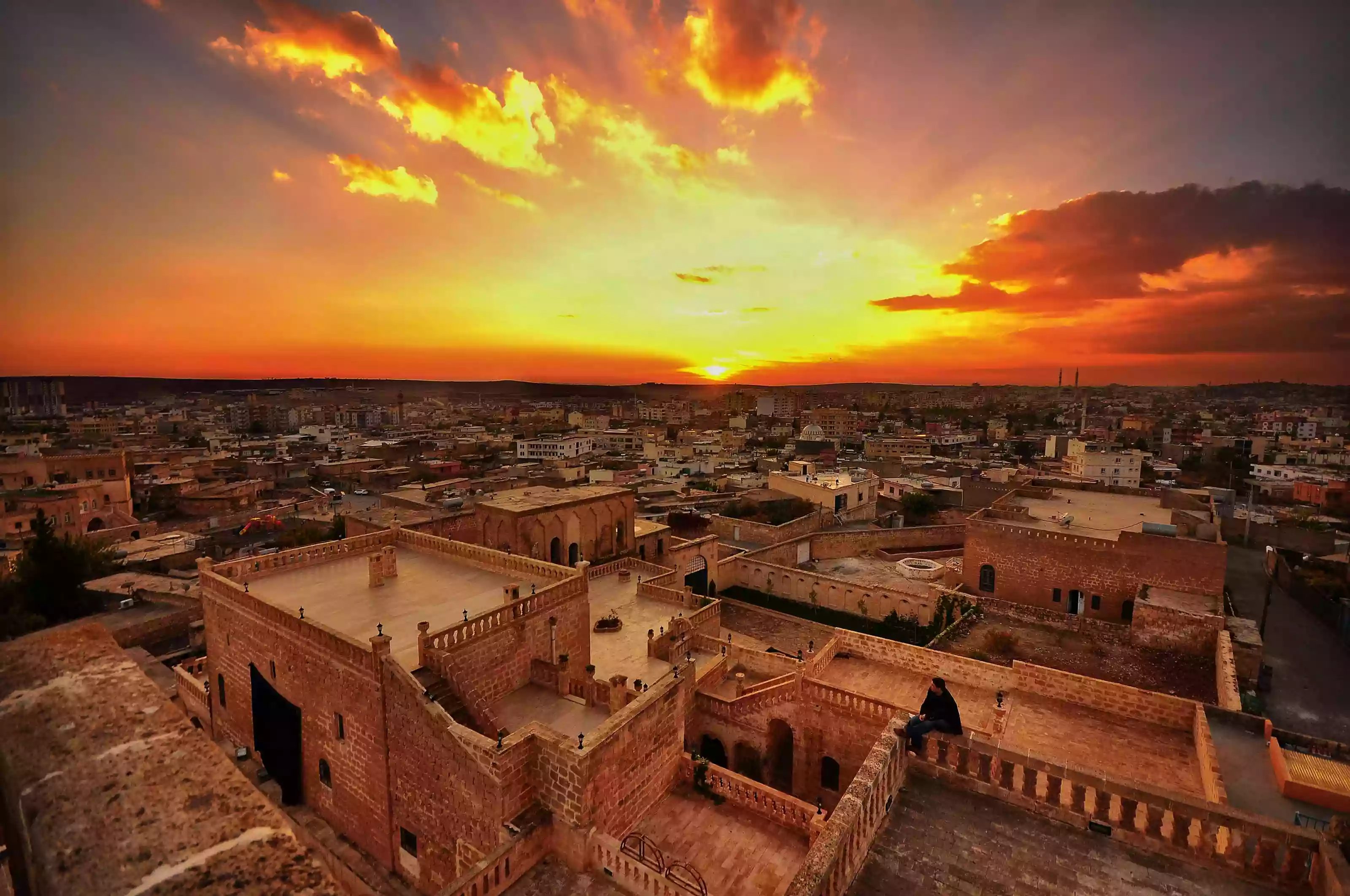 Midyat Konukevi ve Gün Batımı