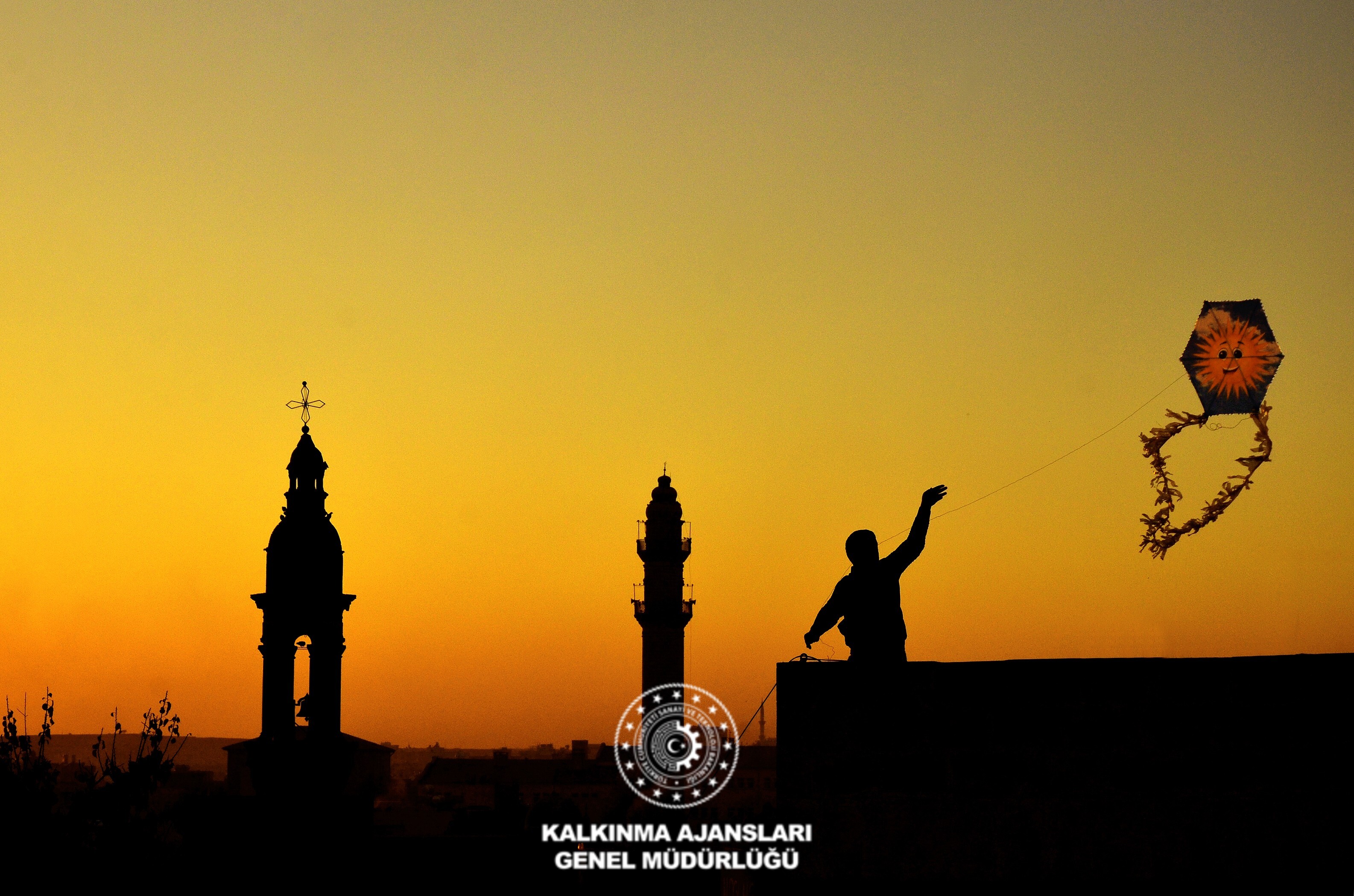 Çan Kulesi ve Minareye Karşı Uçurtma Uçuran Çocuk