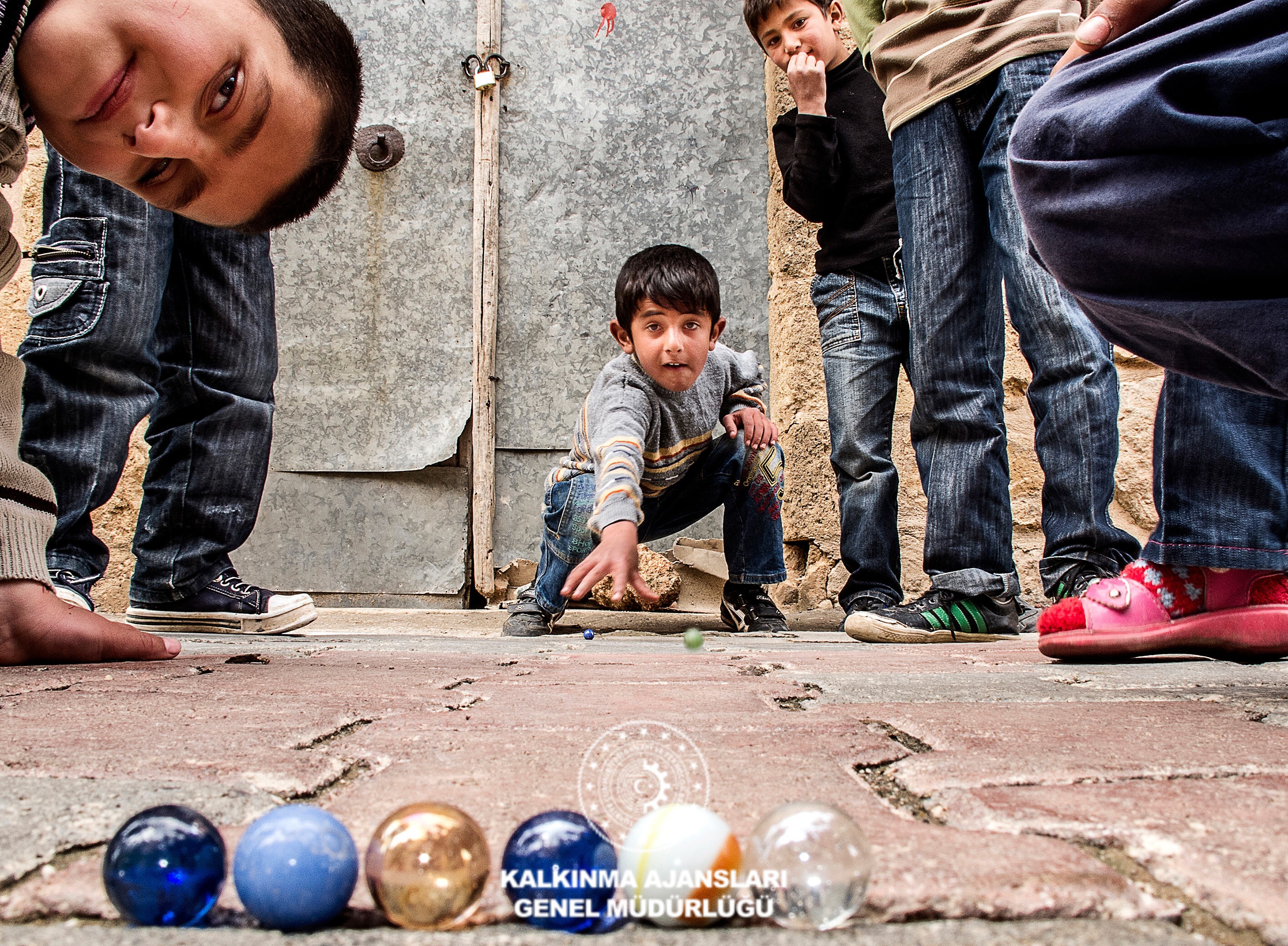 Sokakta Misket Oynayan Çocukların Mutluluğu